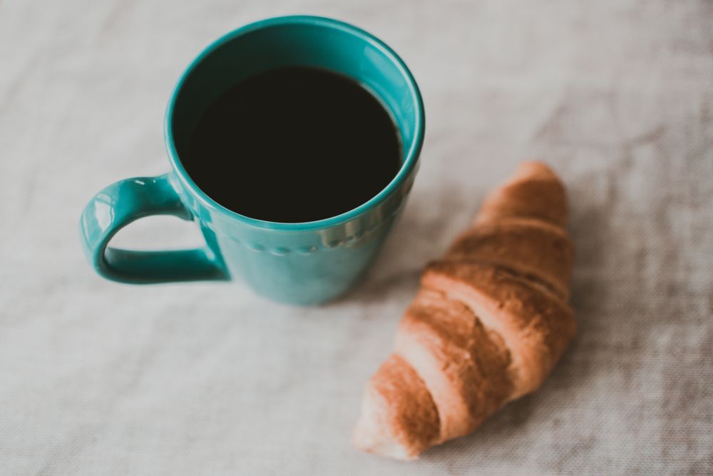 Café con croissant recién hecho