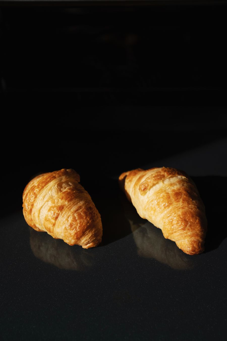 Croissant de mantequilla recién horneado