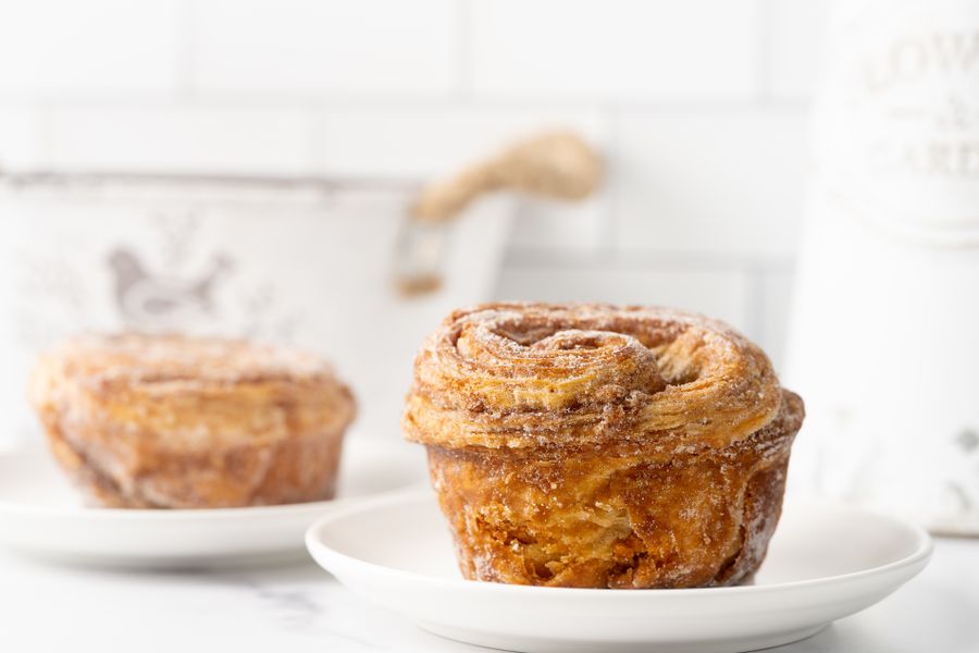 Cruffin espolvoreado con azúcar