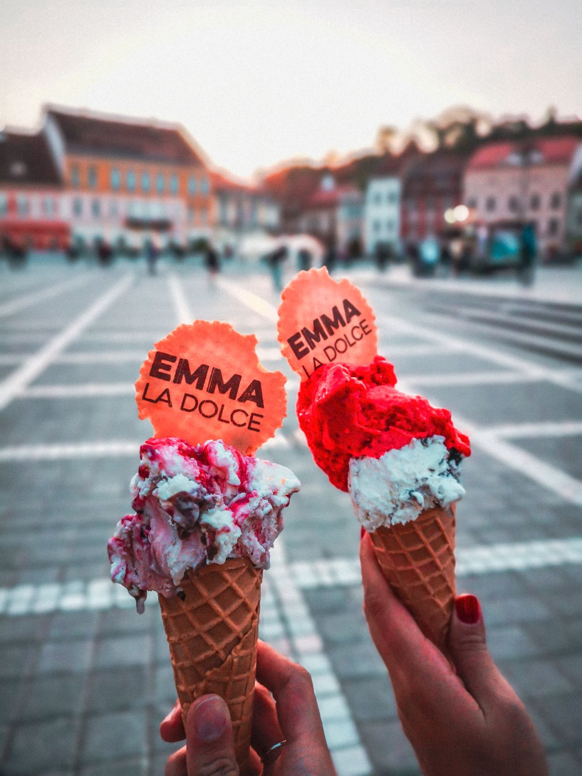 Conos de helado en la plaza