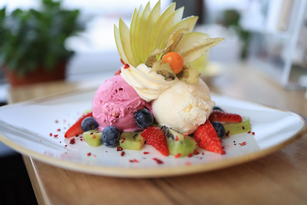 Copa de sorbete con fruta de temporada